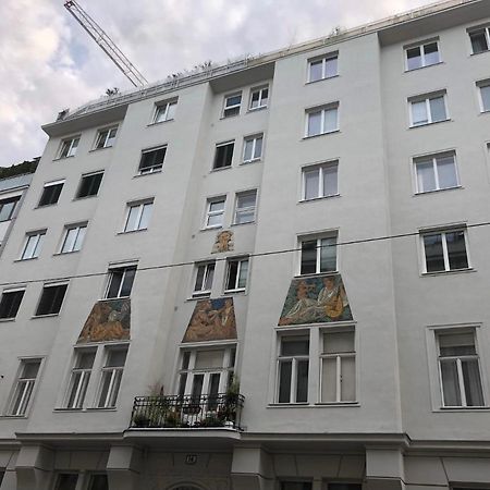 Theresa Tiana Apartment Wina Bagian luar foto
